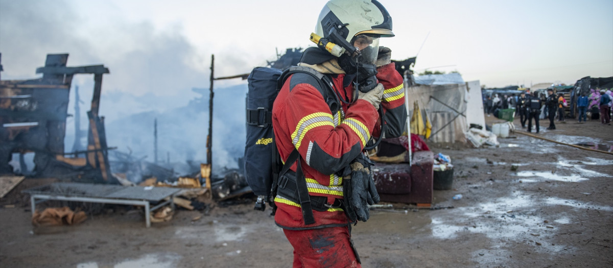 Imagen de archivo de un bombero trabajando en la extinción de un incendio