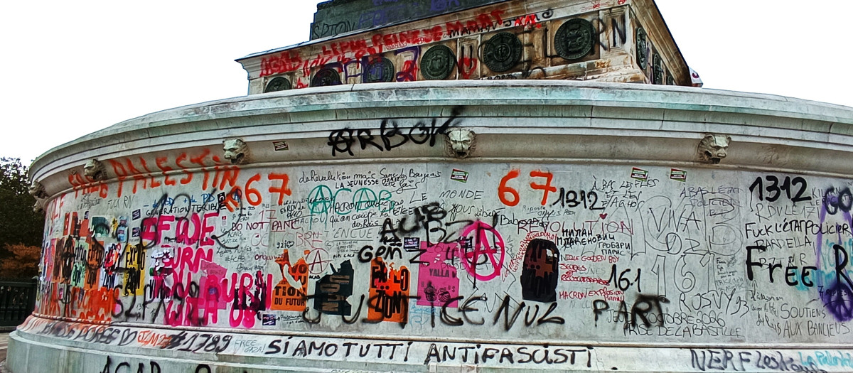 La columna que preside la plaza de la Bastilla de París ha amanecido cubierta de pintadas