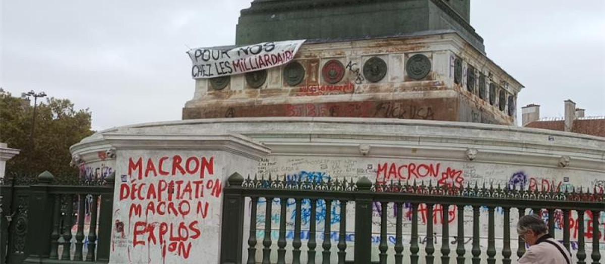 La columna que preside la plaza de la Bastilla de París ha amanecido cubierta de pintadas