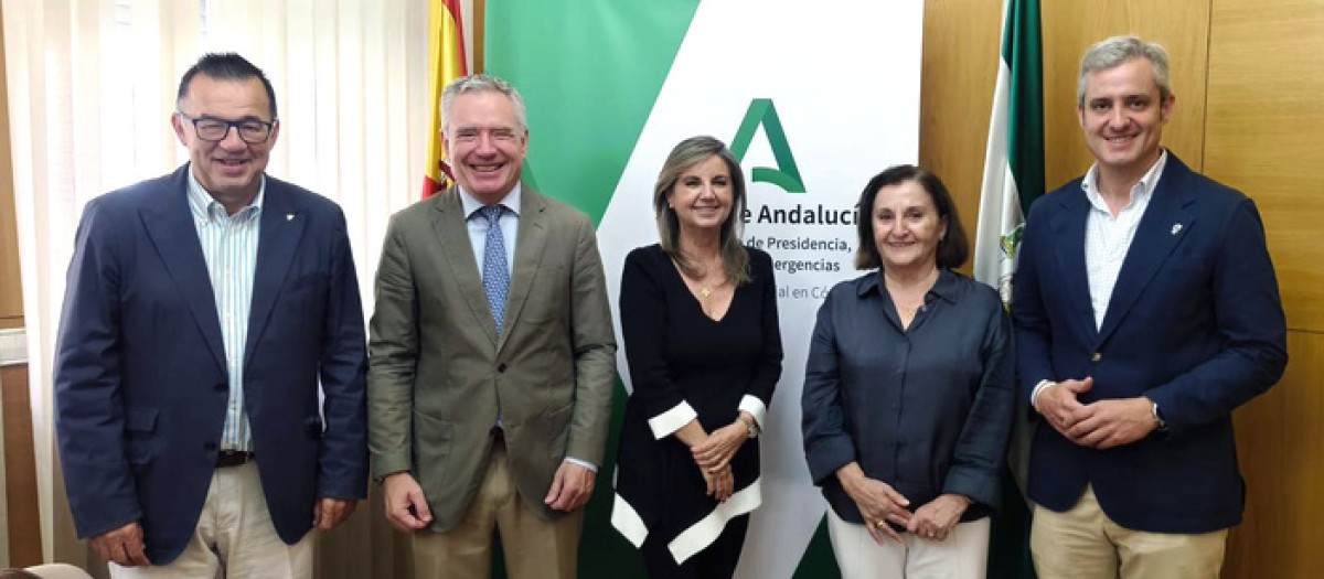 Reunión entre el Colegio de Farmacéuticos de Córdoba y la delegada de Salud