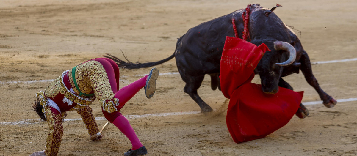 Morante de la Puebla, al entrar a matar a su primer toro, este viernes en Valencia