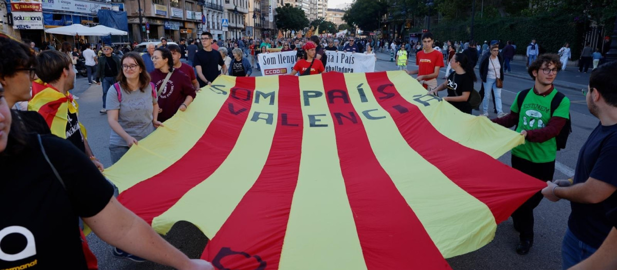 Imagen tomada este viernes en Valencia de una bandera catalana gigante