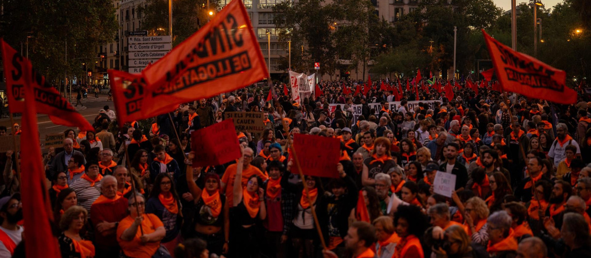 Cientos de personas durante una concentración organizada por el Sindicat de Llogateres, el Sindicat d’Habitatge Socialista de Catalunya y la Coshac ‘Per l’Olga i la Maricarmen: El negoci de l’habitatge mata!’
