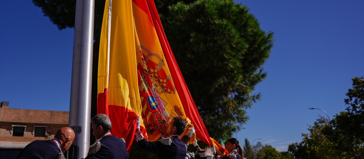La glorieta dedicada al periodista Pepe Domingo Castaño se completa con una bandera de España