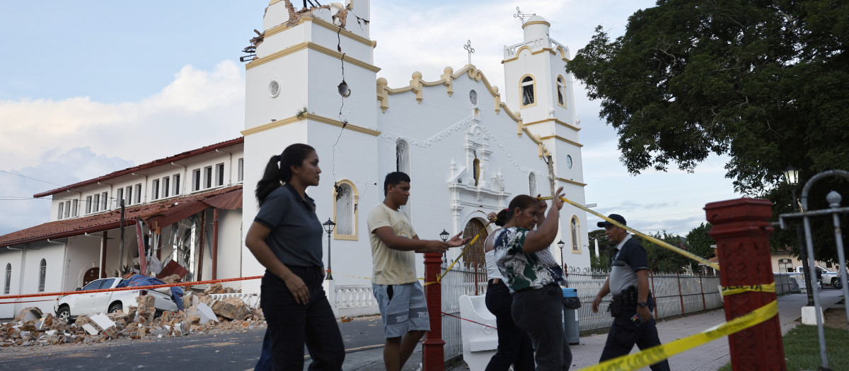 Imagen de una iglesia afectada en Panamá tras el terremoto