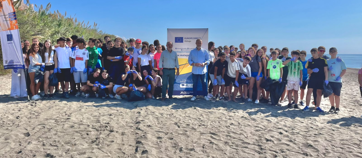 Alumnos participantes en la limpieza de playas