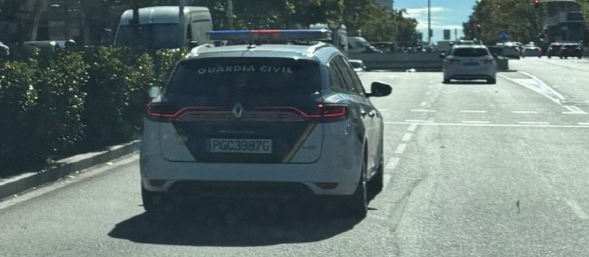 Un coche de la Guardia Civil circulando por Madrid