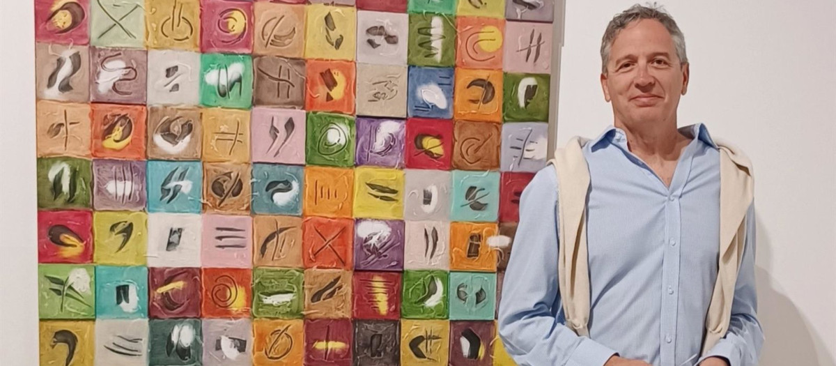 El creador multidisciplinar Francisco Arroyo Ceballos junto a una de sus obras