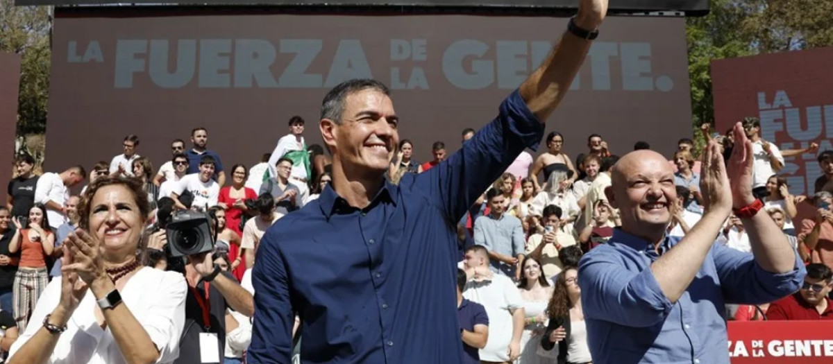 Sánchez saluda a los 5.000 asistentes que han llenado el Auditorio Municipal