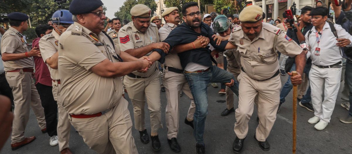 La Policía india detiene a simpatizantes del Partido Janata de la Cucaracha (CJP)