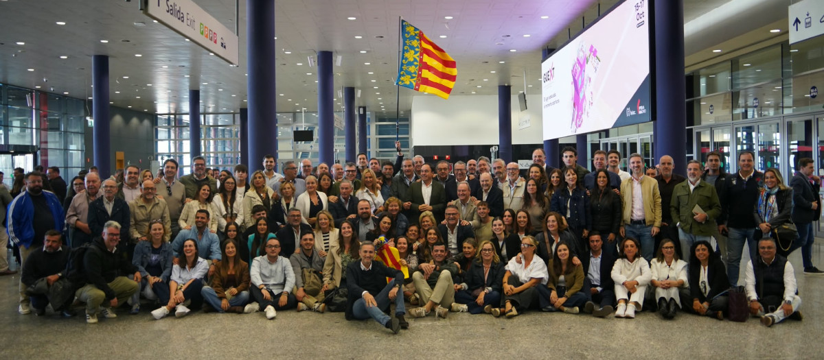 Imagen tomada este sábado en Madrid de la delegación del Partido Popular de la Comunidad Valenciana en el primer mitin electoral de Alberto Núñez Feijóo