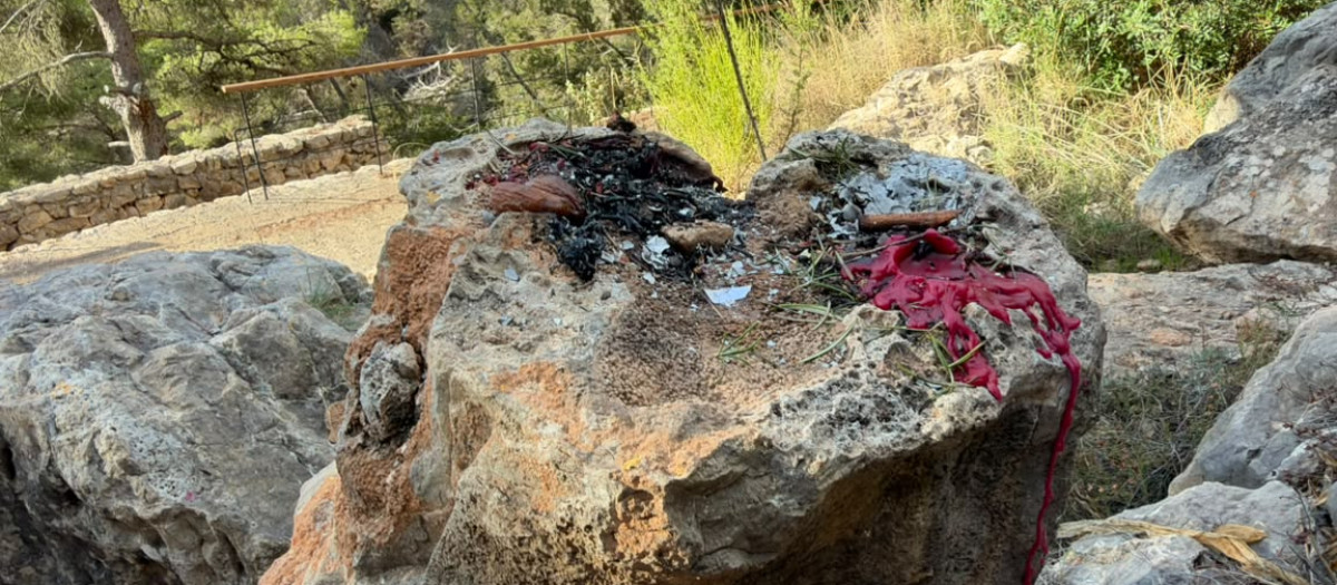 Restos de cera quemada en el entorno del santuario de la diosa Tanit, en Ibiza.
