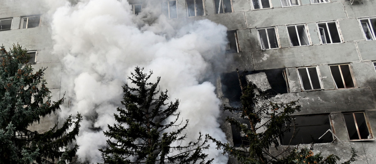 Humo durante un incendio en el interior de una clínica tras un ataque aéreo ruso contra Járkov