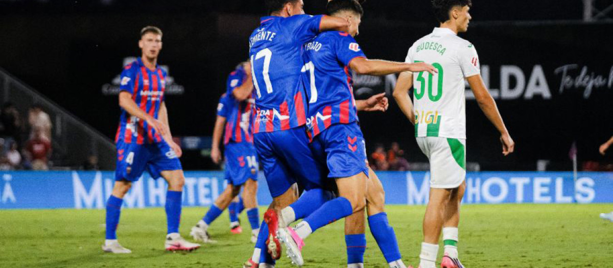 Los jugadores del Eldense terminaron remontando al Córdoba de Budesca