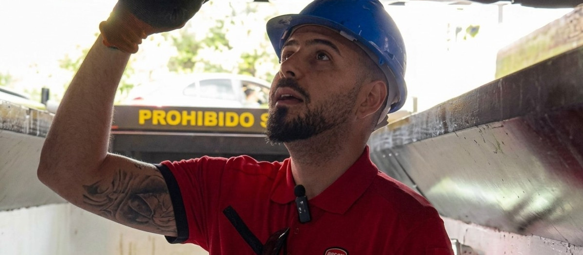 El mecánico de la ITV durante una de sus inspecciones