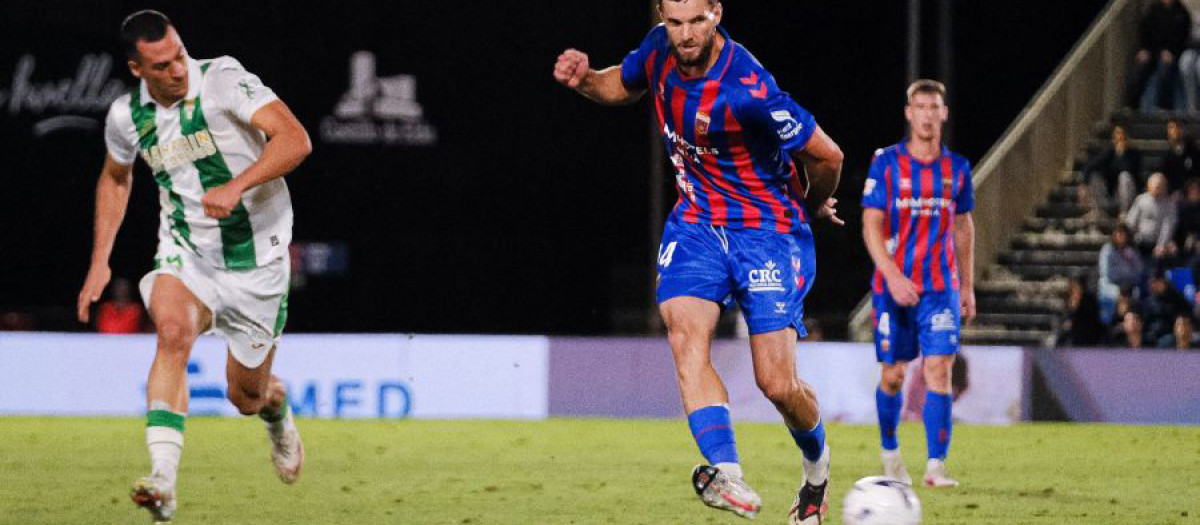 Damián Cáceres intentando tapar a un rival del Eldense