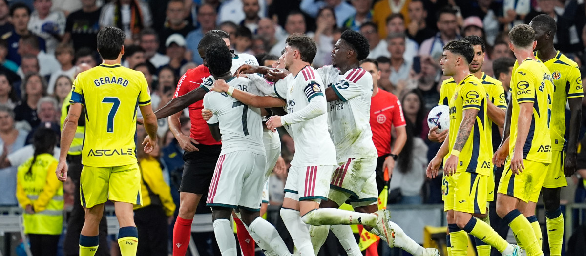 Vinicius enfadado con Díaz de Mera tras ver la tarjeta roja frente al Villarreal