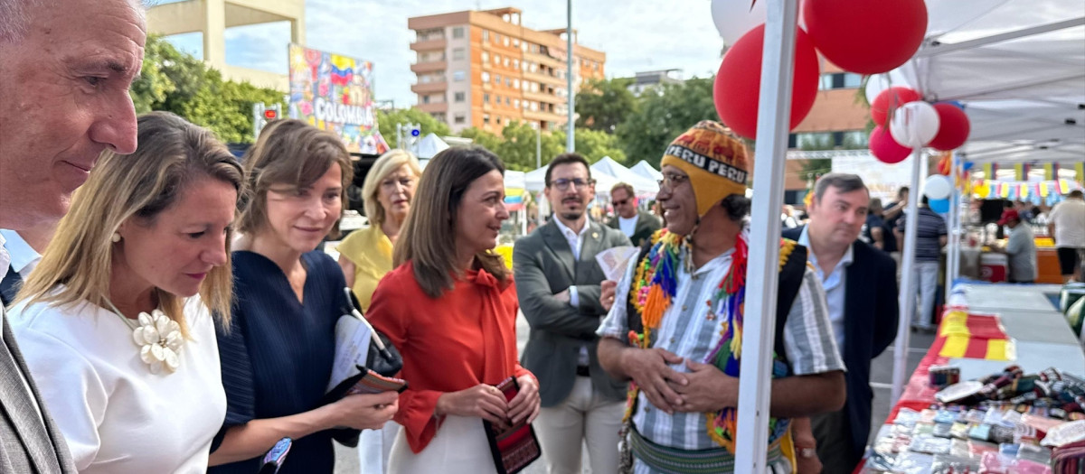 Imagen tomada este domingo de Nuria Martínez, Begoña Carrasco y Carmen Uriol durante los actos por el Día de la Hispanidad en Castellón