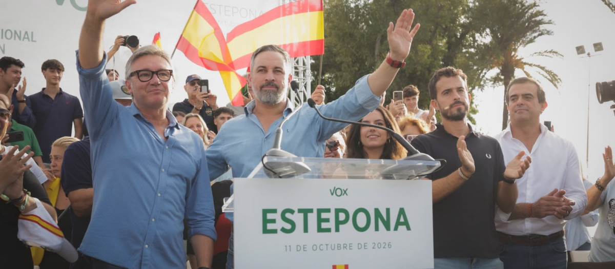 Abascal, junto al vicepresidente de la Junta, Manuel Gavira, en el acto de esta tarde en Estepona