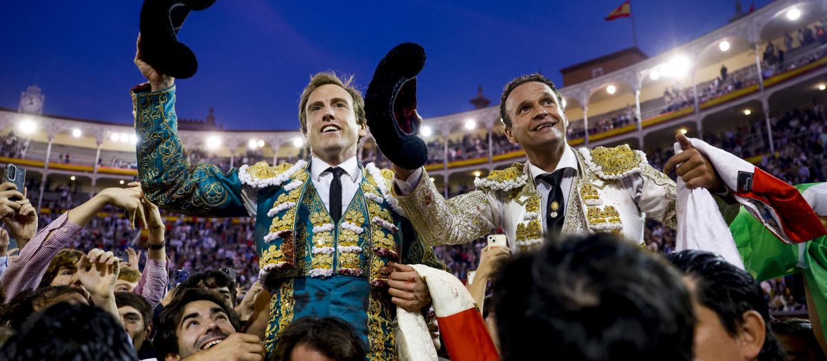 Román y Antonio Ferrera, a hombros por una multitud (en su mayoría joven) este domingo en Las Ventas