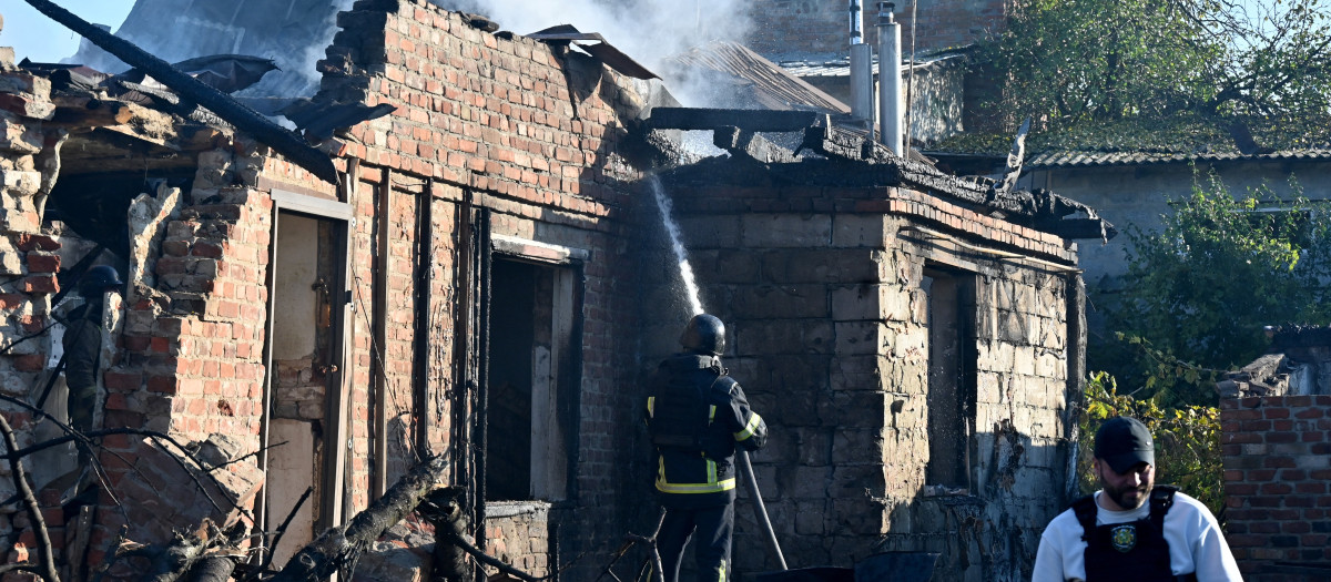 Un bombero extingue un incendio en viviendas particulares tras un ataque aéreo con bombas guiadas rusas en Járkov