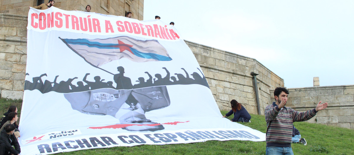 Pancarta colocada en la Torre de Hércules de La Coruña