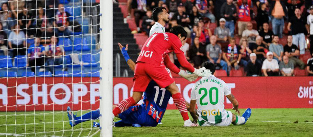 Iker Álvarez trata de levantar a Nelson Monte tras el empate del Eldense