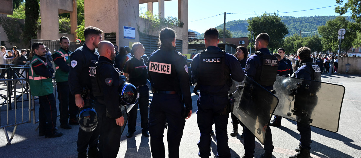 Agentes de policía se encuentran frente al instituto Joseph-Lakanal después de que un director resultara herido por un disparo de rifle de caza y un adolescente fuera arrestado en Aubagne, al sur de Francia
