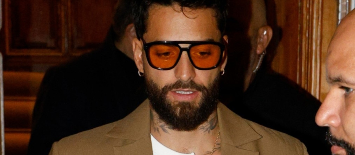 Maluma sale de un restaurante tras cenar con su equipo al terminar el concierto con Shakira