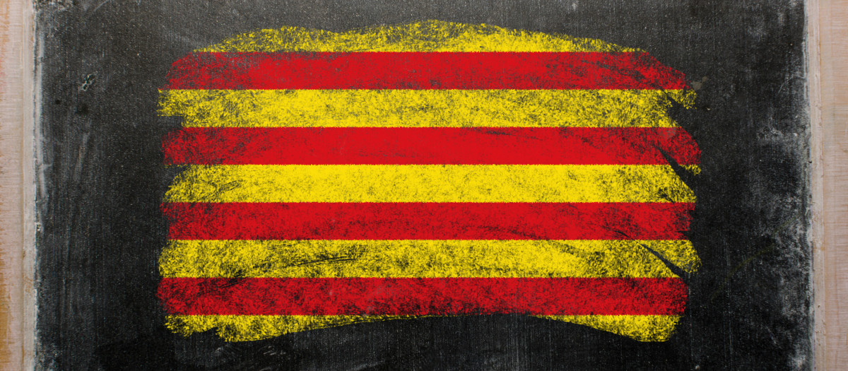 Bandera de Cataluña en una pizarra