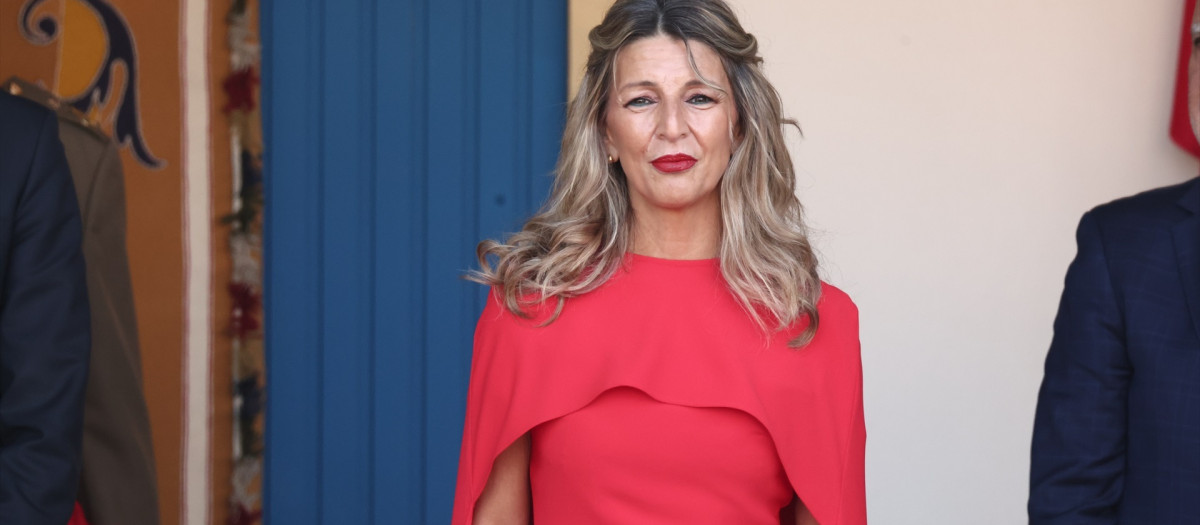 La vicepresidenta segunda y ministra de Trabajo y Economía Social, Yolanda Díaz, durante el acto solemne de homenaje a la bandera nacional y desfile militar por el 12 de octubre, Día de la Hispanidad, en la Plaza de Cánovas del Castillo, a 12 de octubre de 2026, en Madrid (España). Los actos comienzan con el izado de bandera y van seguidos del homenaje a los que dieron la vida por el país. Posteriormente, comienzan los desfiles militares aéreos y terrestres. Alrededor de 4.400 integrantes de las Fuerzas Armadas, las Fuerzas y Cuerpos de Seguridad y distintas instituciones públicas civiles participan este año en el desfile presidido por los Reyes. El desfile aéreo ha contado con 50 aeronaves de caza, enseñanza y transporte, además de alrededor de 30 helicópteros. Por tierra han participado unos 144 vehículos y 39 motocicletas, además de unos 300 caballos y cinco perros pertenecientes a distintas unidades.

Eduardo Parra / Europa Press
12/10/2026