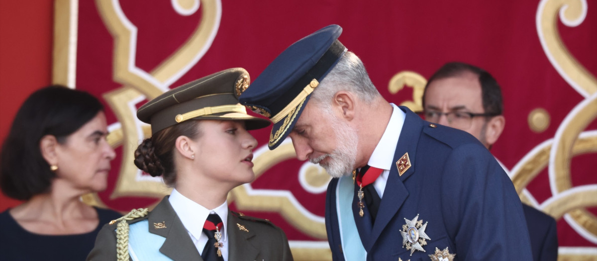 Exhibición aérea de las Fuerzas Armadas durante el acto solemne de homenaje a la bandera nacional y desfile militar por el 12 de octubre, Día de la Hispanidad, en la Plaza de Cánovas del Castillo, a 12 de octubre de 2026, en Madrid (España). Los actos comienzan con el izado de bandera y van seguidos del homenaje a los que dieron la vida por el país. Posteriormente, comienzan los desfiles militares aéreos y terrestres. Alrededor de 4.400 integrantes de las Fuerzas Armadas, las Fuerzas y Cuerpos de Seguridad y distintas instituciones públicas civiles participan este año en el desfile presidido por los Reyes. El desfile aéreo ha contado con 50 aeronaves de caza, enseñanza y transporte, además de alrededor de 30 helicópteros. Por tierra han participado unos 144 vehículos y 39 motocicletas, además de unos 300 caballos y cinco perros pertenecientes a distintas unidades.

Eduardo Parra / Europa Press
12/10/2026