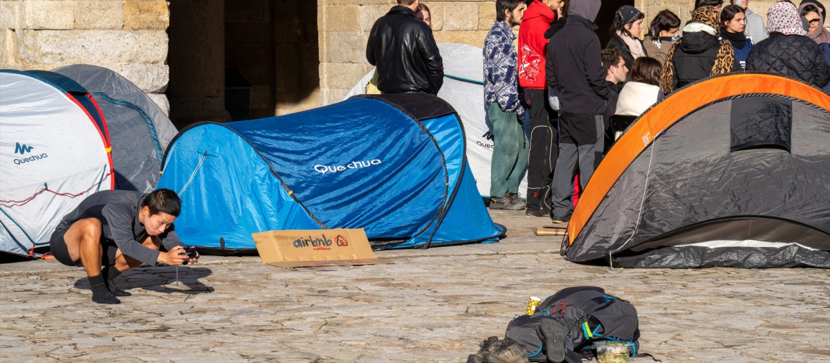 Varias personas durante una acampada por la vivienda, en la plaza del Obradoiro