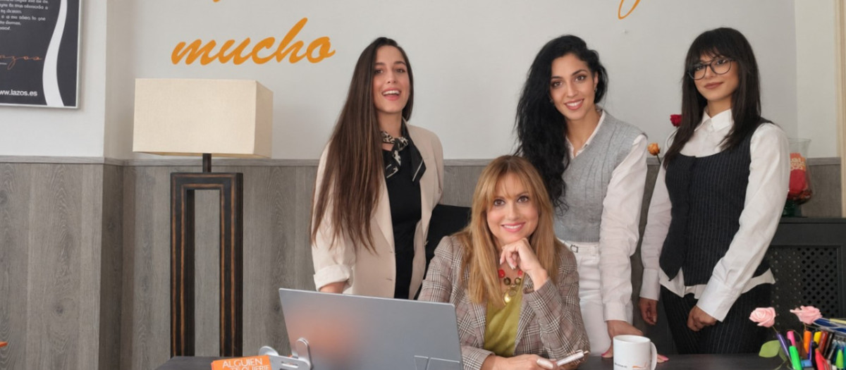 El equipo de Lazos, con su directora, Alicia López Losantos, en el centro
