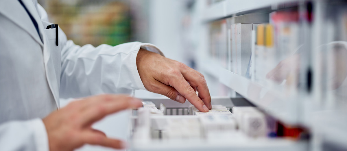 Farmacéutico buscando una medicación
