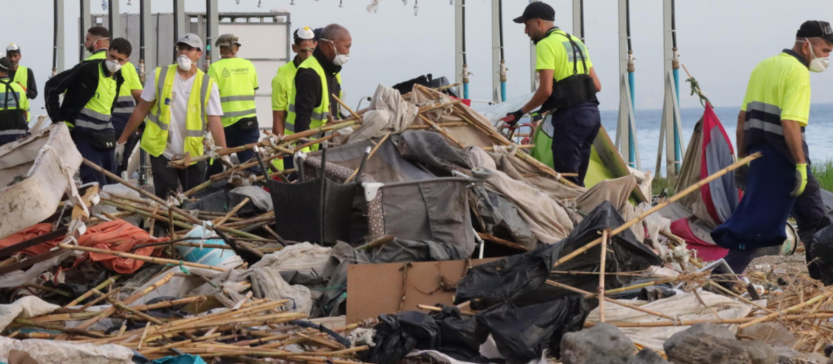 Los operarios retiran las chabolas levantadas por los inmigrantes marroquíes en la antigua fábrica de Guano de Ceuta