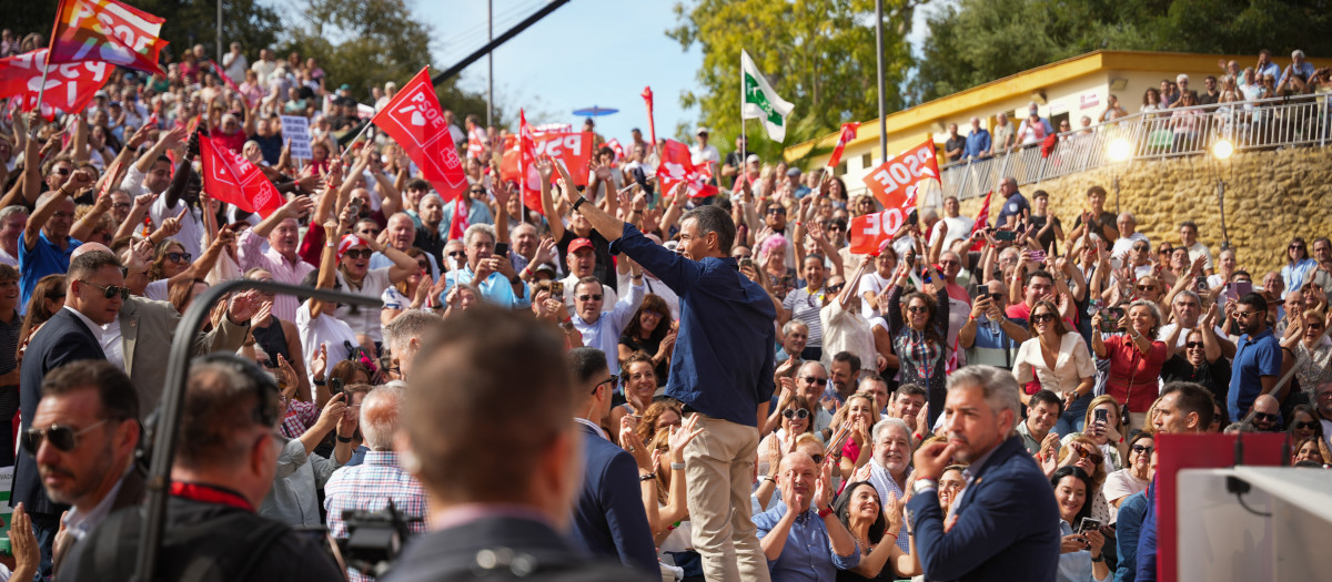 El secretario general del PSOE y presidente del Gobierno, Pedro Sánchez (c), a su llegada al mitin en Dos Hermanas (Sevilla)