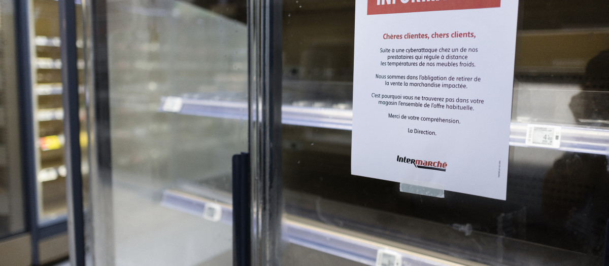 Congeladores vacíos de alimentos frescos en un supermercado Intermarché en Nevez, al oeste de Francia