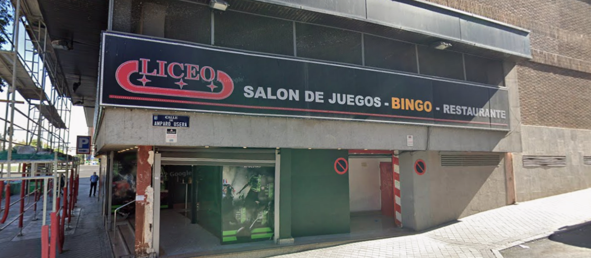 Varios encapuchados asaltan a punta de pistola un bingo de Usera y chocan contra un autobús mientras huyen