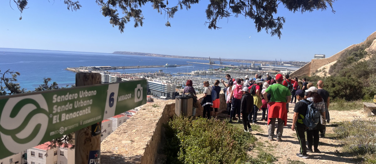 Interpretación desde mirador en El Benacantil