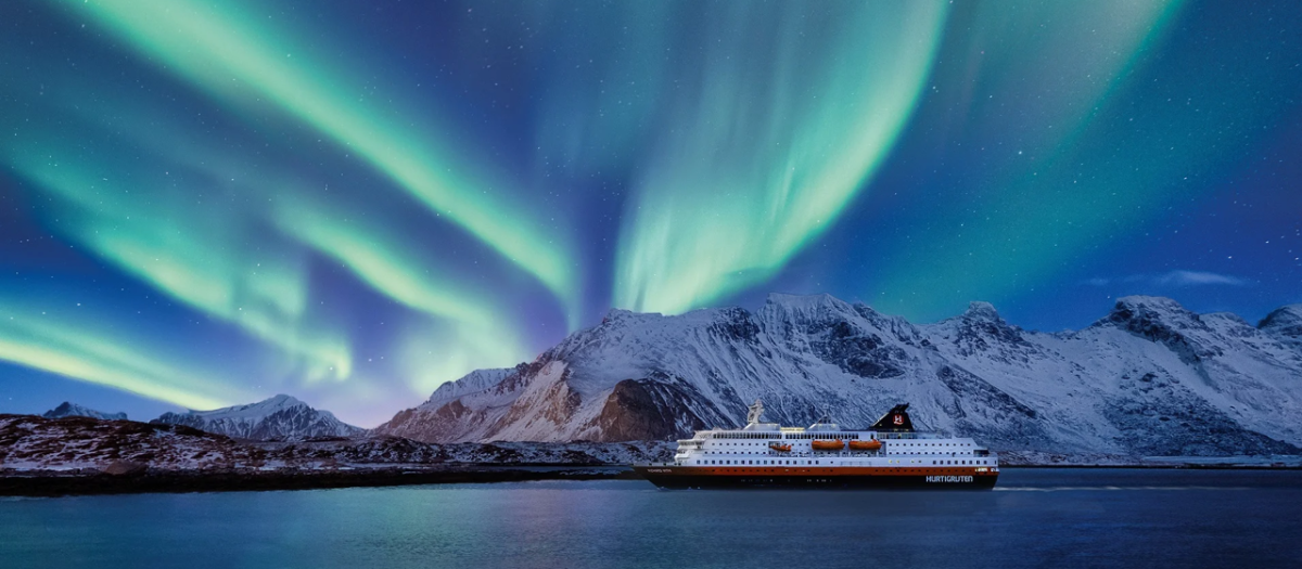 Aurora boreal sobre un barco de Hurtigruten
