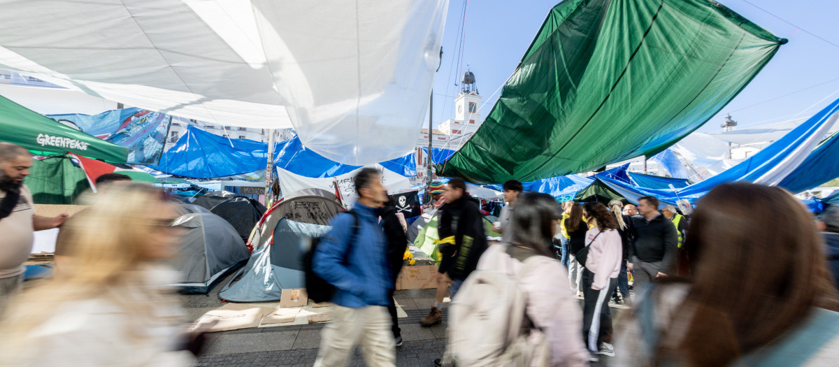 Ambiente en la acampada por la vivienda en la Puerta del Sol