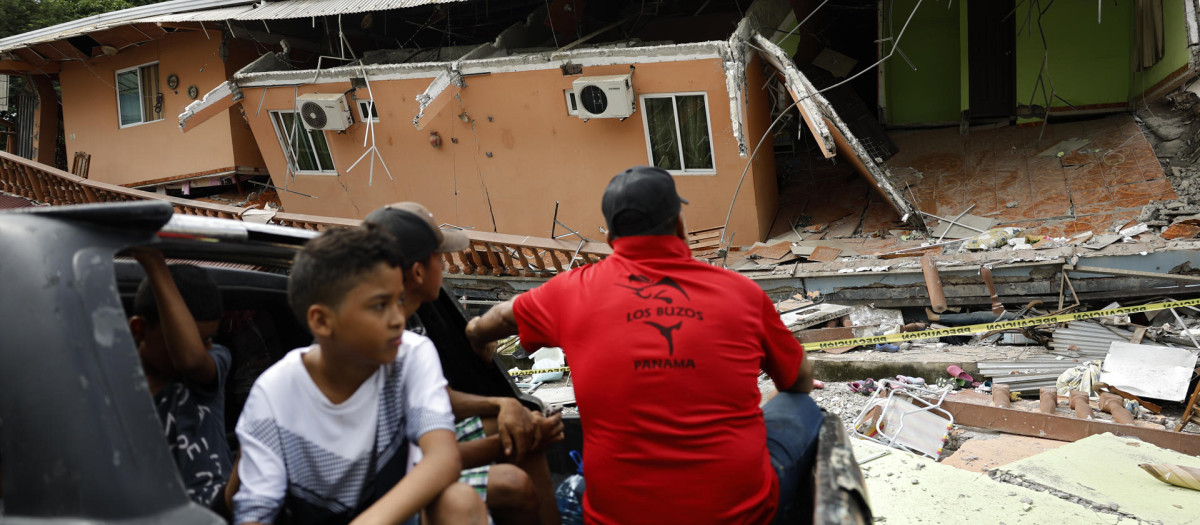 Personas observan este domingo los daños en casas ocasionados por el terremoto de magnitud 7,7 ocurrido el viernes en Tonosí (Panamá)