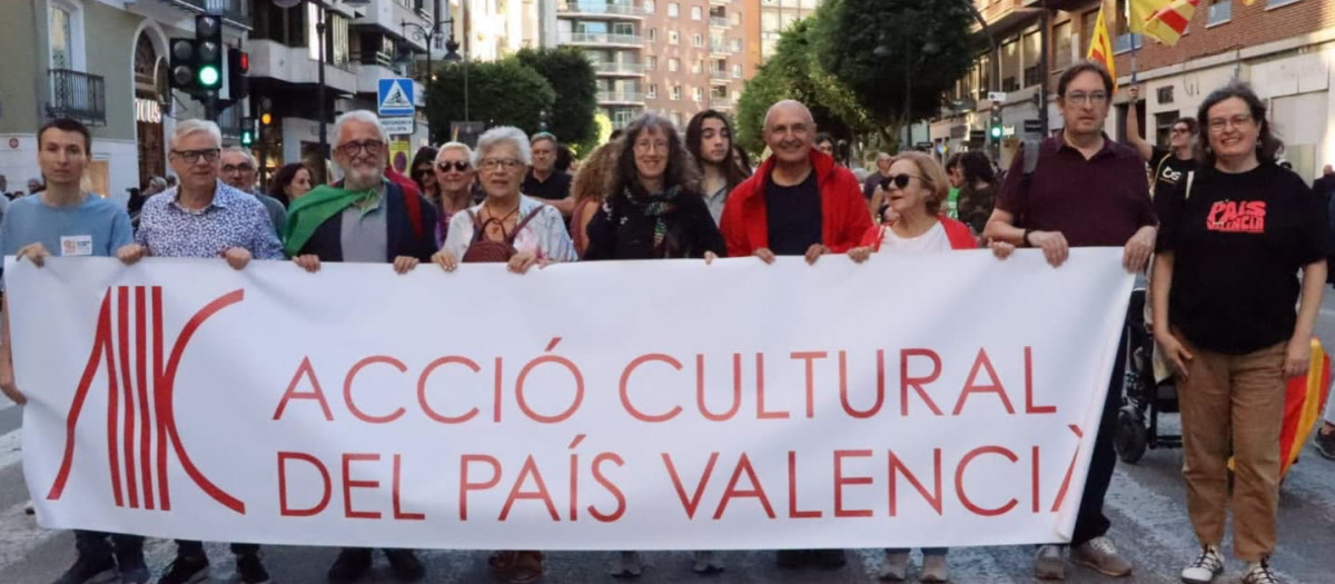 Imagen de los representantes de Acció Cultural del País Valencià en la manifestación catalanista del 9 d'Octubre en Valencia.