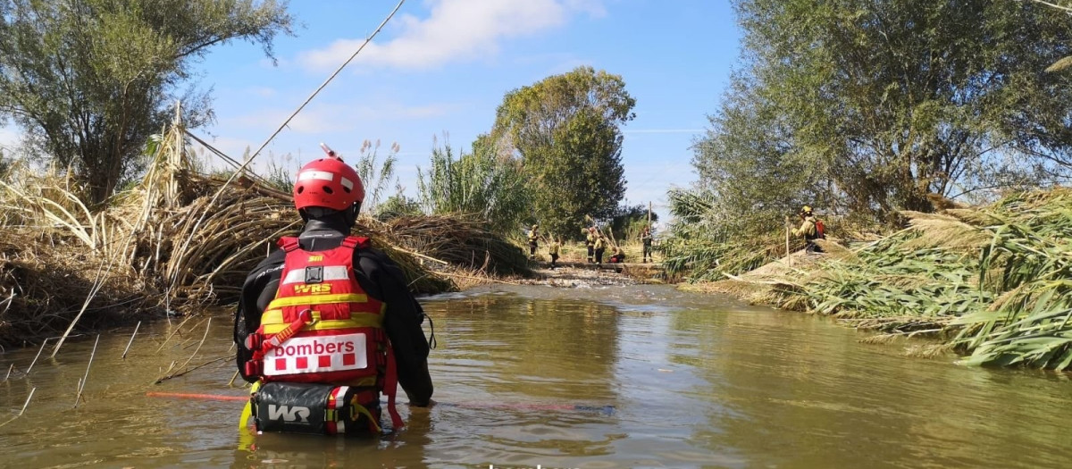 Submarinistas de Bombers en la búsqueda del menor.

REMITIDA / HANDOUT por BOMBERS
Fotografía remitida a medios de comunicación exclusivamente para ilustrar la noticia a la que hace referencia la imagen, y citando la procedencia de la imagen en la firma
13/10/2026