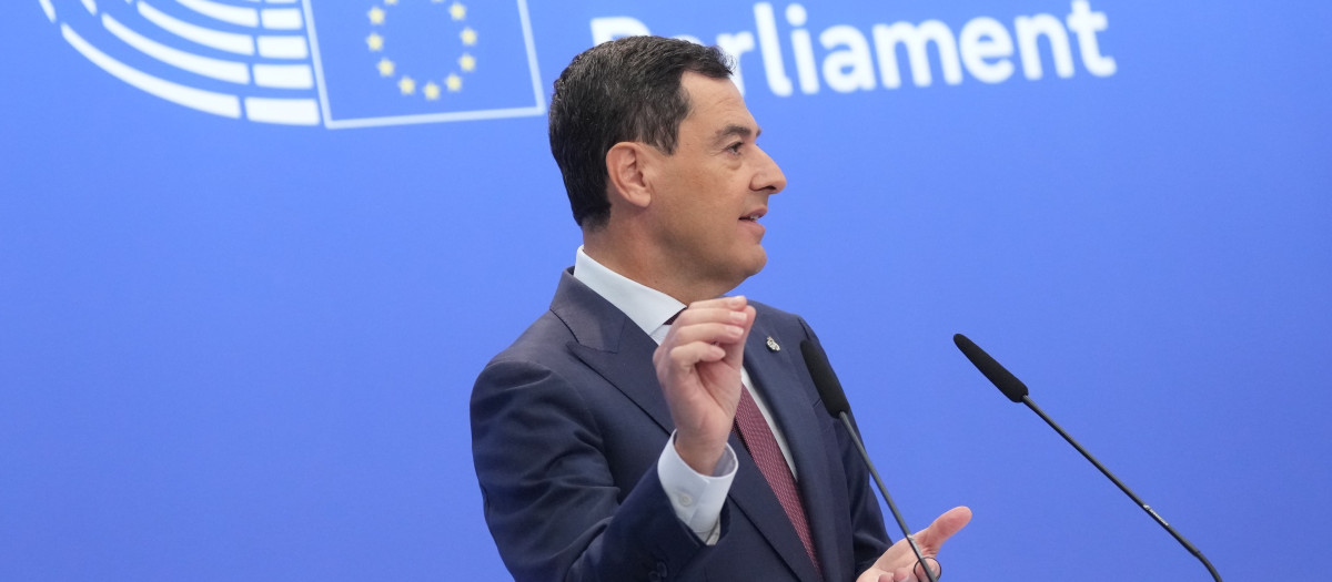 El presidente de la Junta de Andalucía, Juanma Moreno, esta martes en Bruselas

REMITIDA / HANDOUT por JUNTA DE ANDALUCÍA
Fotografía remitida a medios de comunicación exclusivamente para ilustrar la noticia a la que hace referencia la imagen, y citando la procedencia de la imagen en la firma
13/10/2026