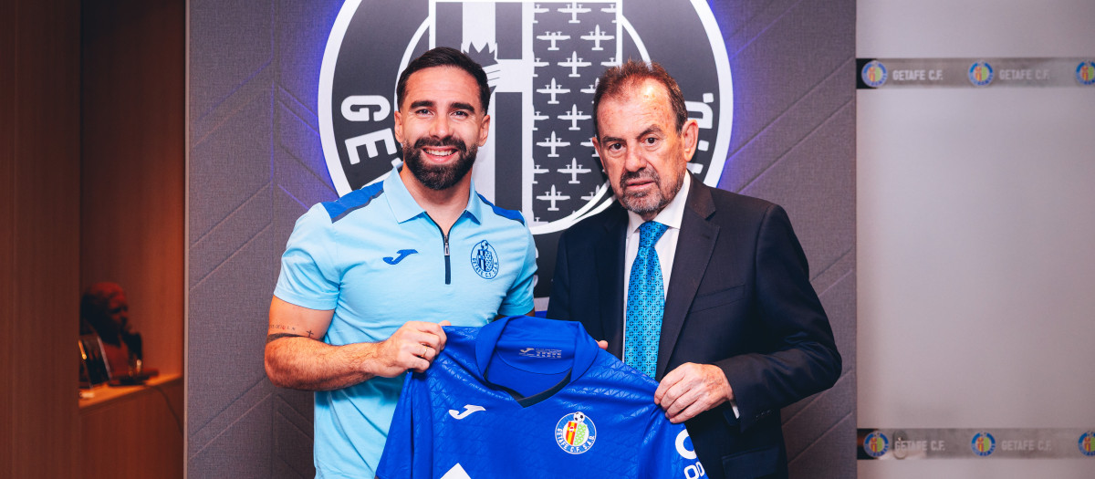 Dani Carvajal posa con su nueva camiseta del Getafe, junto a Ángel Torres