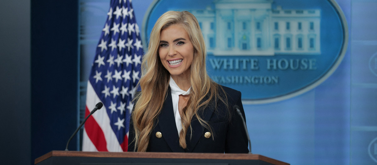 La secretaria de prensa de la Casa Blanca, Katie Zacharia, llega a una rueda de prensa en la Sala de Prensa James S. Brady de la Casa Blanca