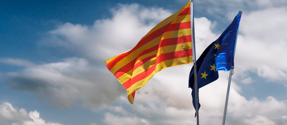 Banderas de Cataluña y la Unión Europea