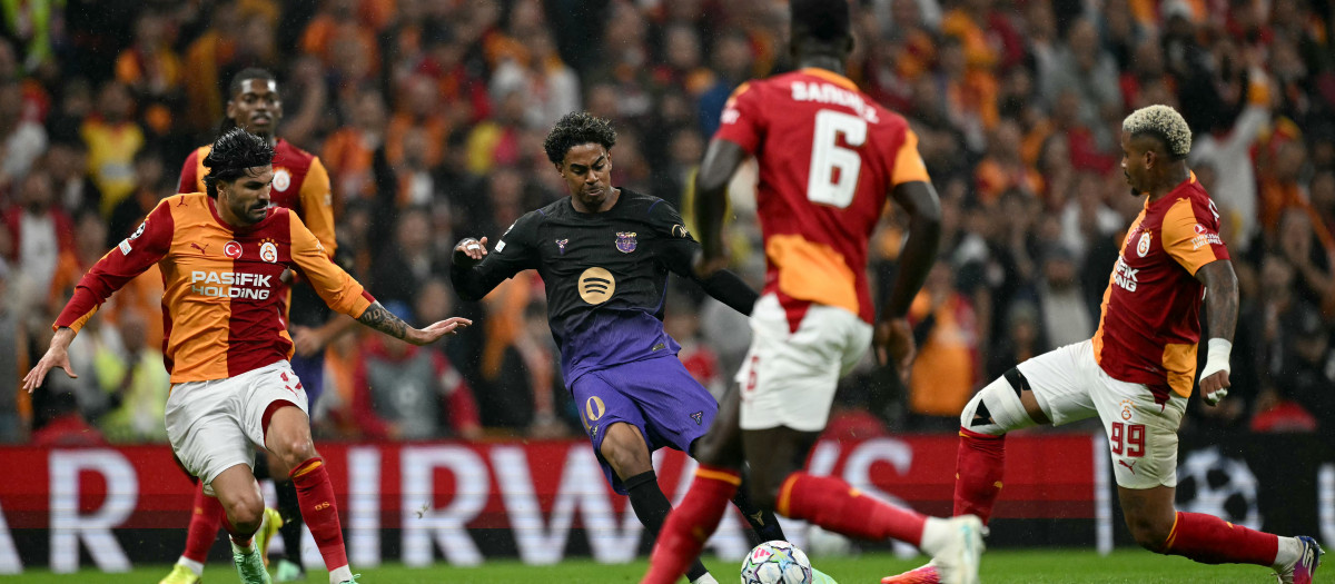 Lamine Yamal tira a puerta en un momento del Galatasaray - Barcelona